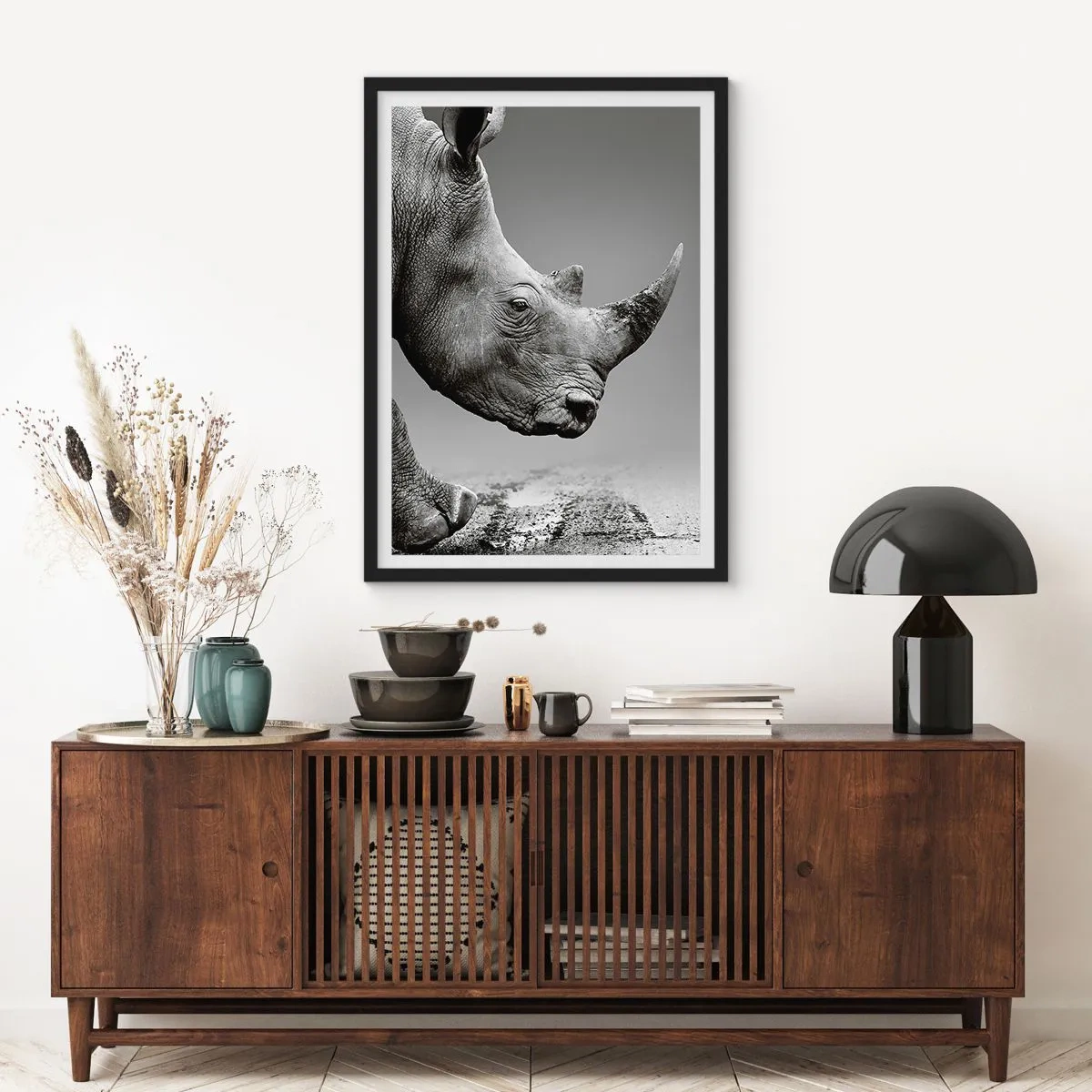 Poster in cornice nera - Primo piano in bianco e nero della testa di un rinoceronte - 50x70cm - Forza irrefrenabile - Decorazione murale moderna per soggiorno e camera da letto ARTTOR