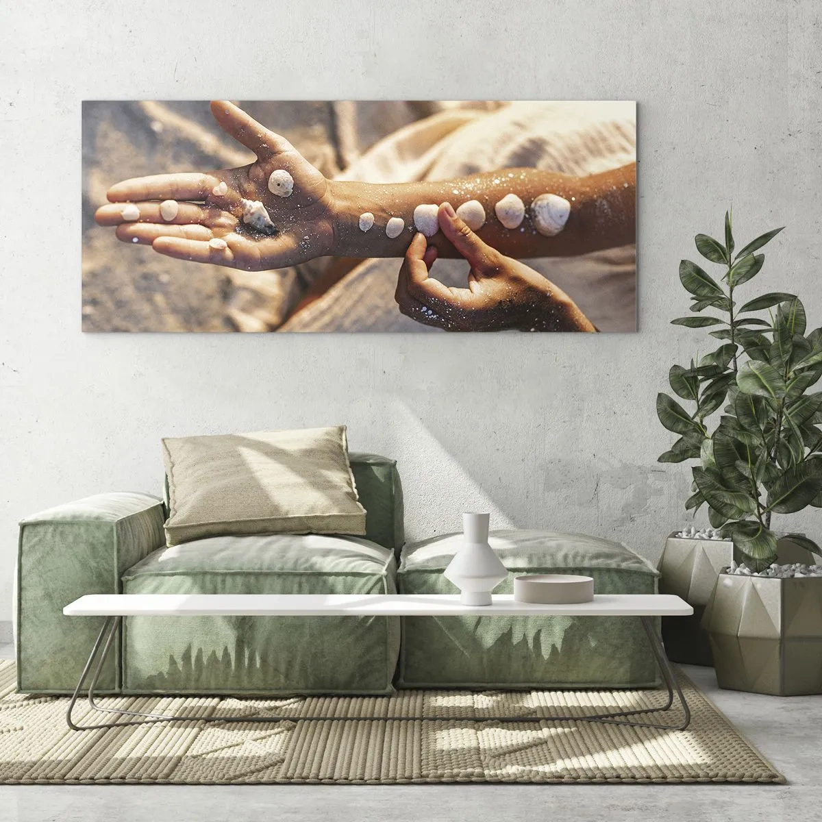 Quadro su vetro - Mani con conchiglie disposte sullo sfondo di sabbia - 160x50cm - La bellezza a portata di mano - Decorazione murale moderna per soggiorno e camera da letto ARTTOR