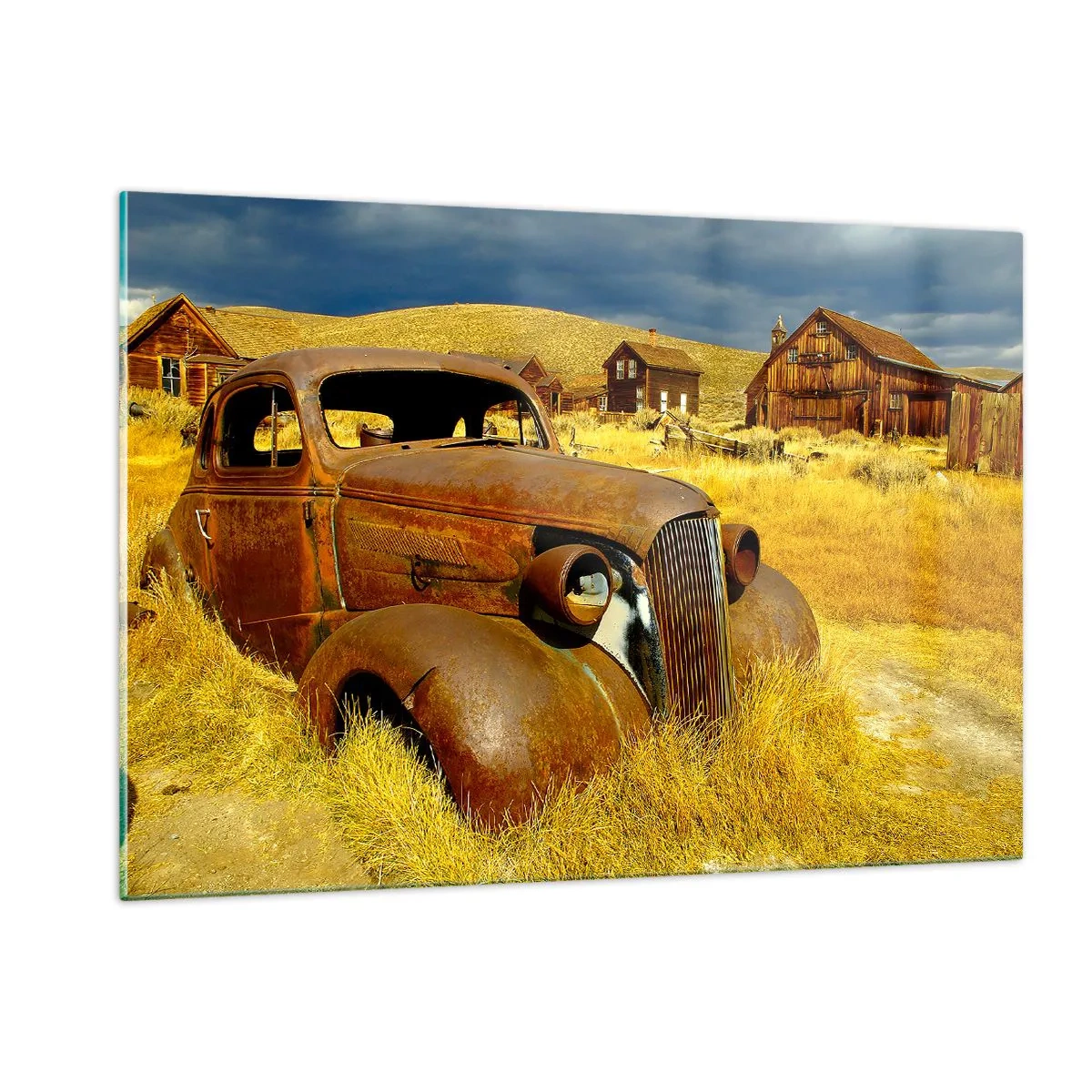 Quadro su vetro - Un'auto d'epoca sullo sfondo di un villaggio deserto - 120x80cm - Meritato riposo - Decorazione murale moderna per soggiorno e camera da letto ARTTOR