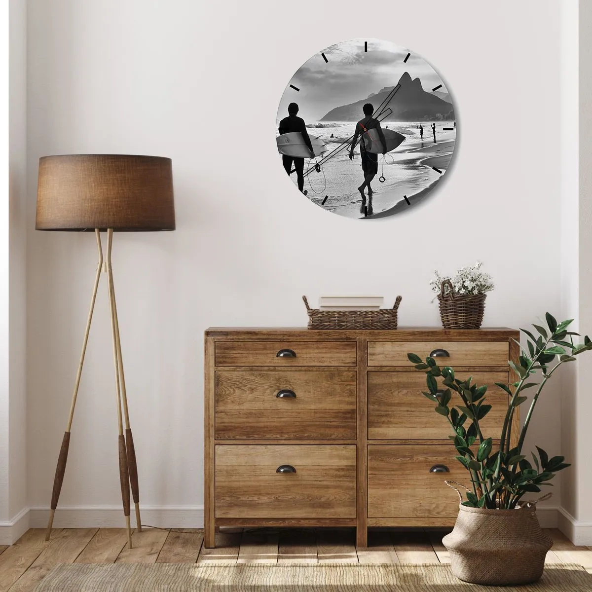 Orologio da parete - Orologio in Vetro - Due surfisti sulla spiaggia in un paesaggio in bianco e nero - 30x30cm - Samba su un'unica onda - Decorazione murale moderna per soggiorno, cucina e camera da letto ARTTOR