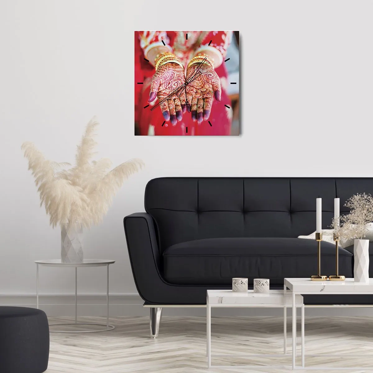 Orologio da parete - Orologio in Vetro - Mani decorate con l'henné sullo sfondo di un vestito rosso - 30x30cm - Pronta ad afferrare la fortuna - Decorazione murale moderna per soggiorno e camera da letto ARTTOR