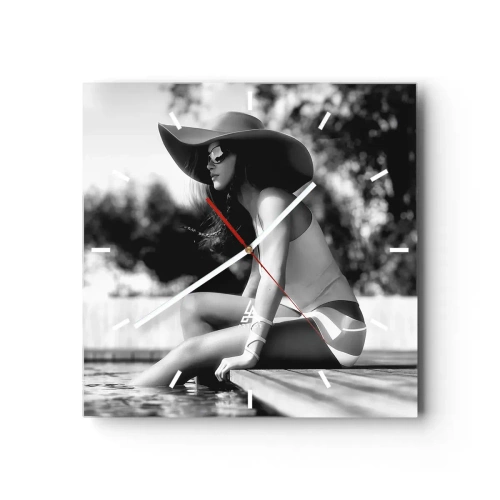 Orologio da parete - Orologio in Vetro - Donna con cappello in piscina in bianco e nero - 30x30cm - Sogno estivo - Decorazione murale moderna per soggiorno e camera da letto ARTTOR