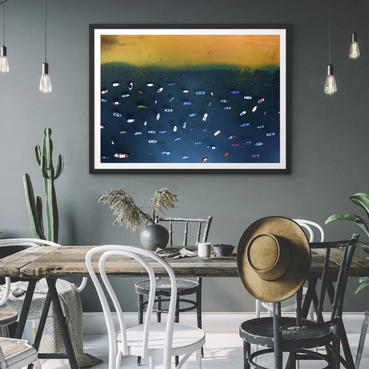 Poster in cornice nera - Vista aerea di barche in acqua e di una spiaggia sabbiosa - 70x50cm - Il gioco delle vacanze - Decorazione murale moderna per soggiorno e camera da letto ARTTOR