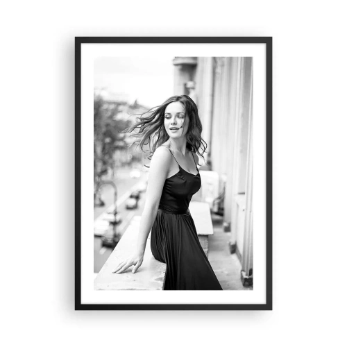 Poster in cornice nera - Fotografia in bianco e nero di una donna su un balcone - 50x70cm - Sicuramente parigina - Decorazione murale moderna per soggiorno e camera da letto ARTTOR
