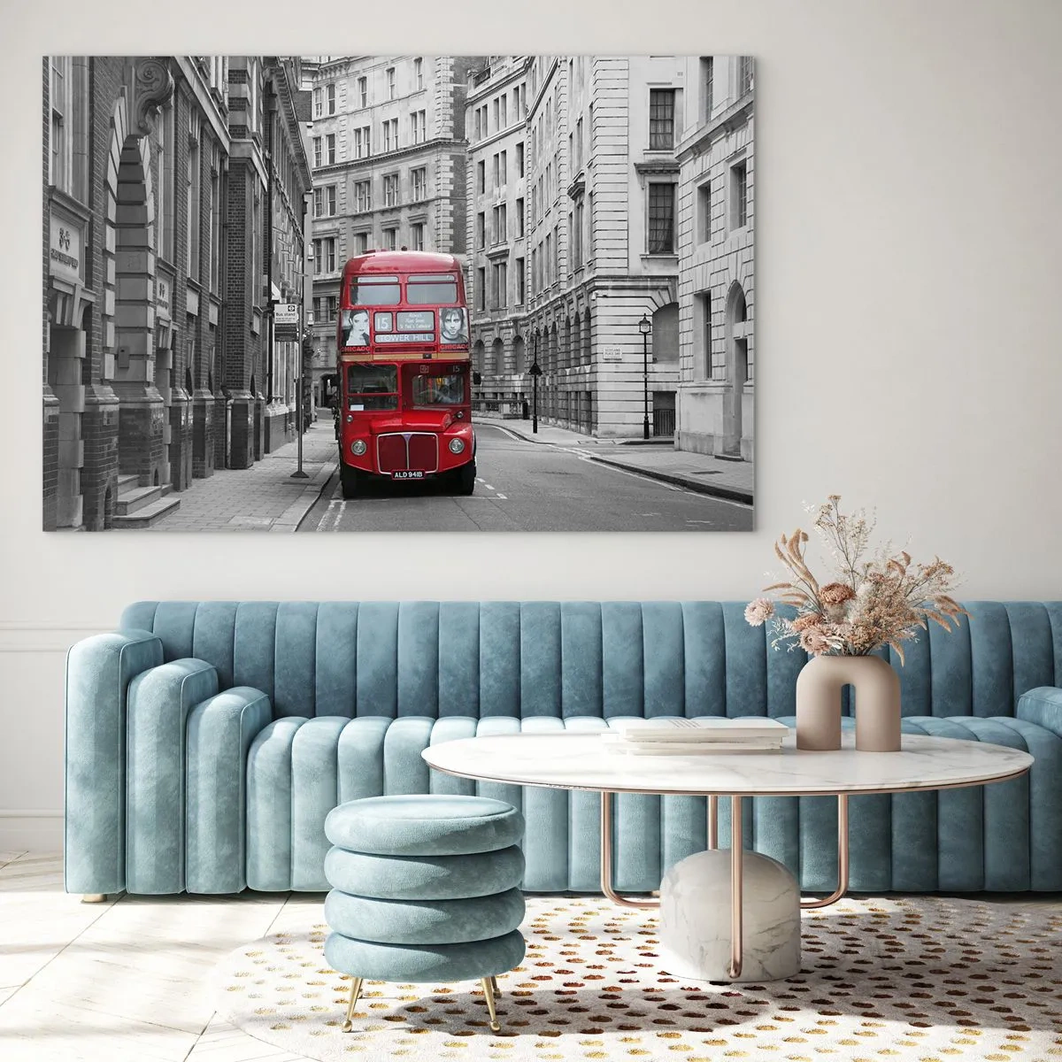 Quadro su vetro - Un autobus rosso tra le strade monocromatiche della città - 120x80cm - Il quotidiano non deve essere grigio - Decorazione murale moderna per soggiorno e camera da letto ARTTOR