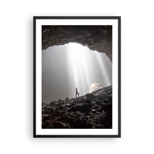 Poster in cornice nera - Una figura in una grotta illuminata da raggi di luce - 50x70cm - Grotta luminosa - Decorazione murale moderna per soggiorno e camera da letto ARTTOR