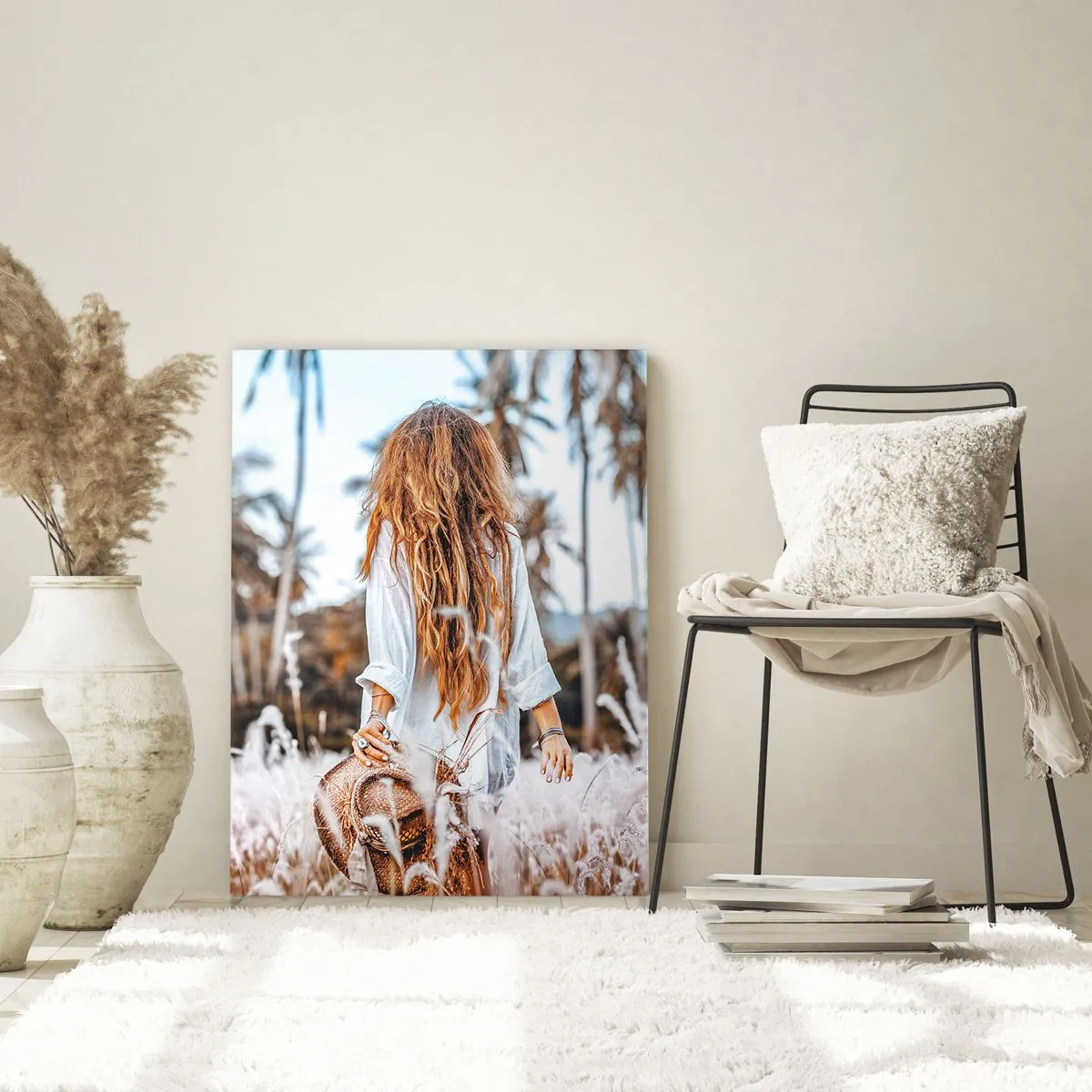 Quadro su vetro - Una donna in un campo d'erba con palme sullo sfondo al tramonto - 80x120cm - Nata dalla lanugine dell'erba - Decorazione murale moderna per soggiorno e camera da letto ARTTOR