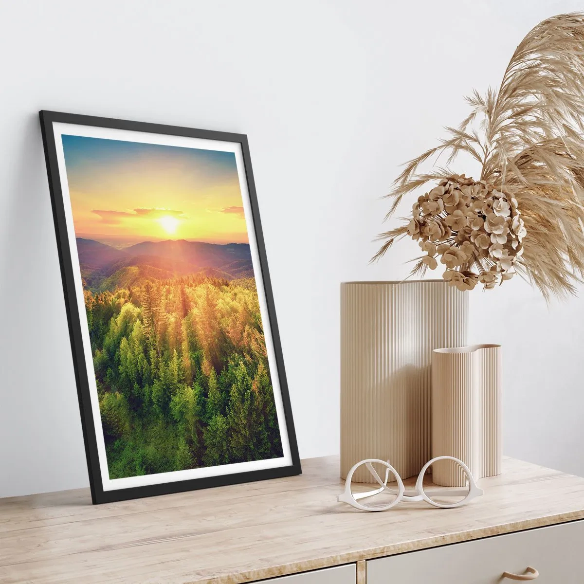 Poster in cornice nera - Tramonto su una foresta montuosa ricca di verde - 50x70cm - Vette e cime - Decorazione murale moderna per soggiorno e camera da letto ARTTOR