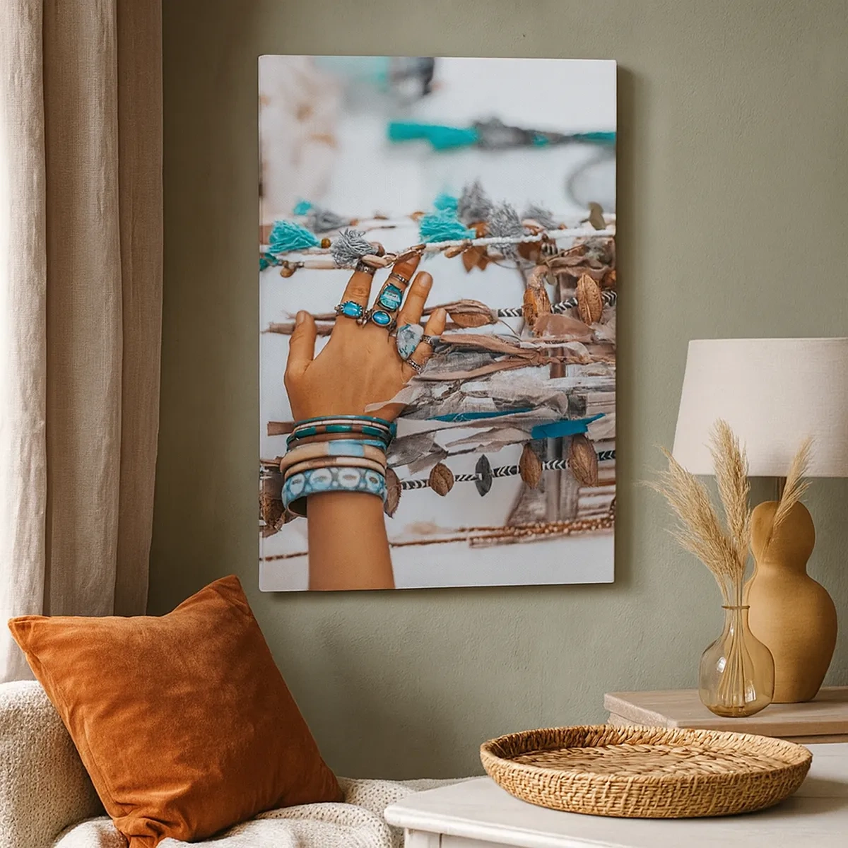 Quadro su tela - Stampe su Tela - Una mano adornata con gioielli boho con decorazioni sullo sfondo - 50x70cm - Tesori locali - Decorazione murale moderna per soggiorno e camera da letto ARTTOR