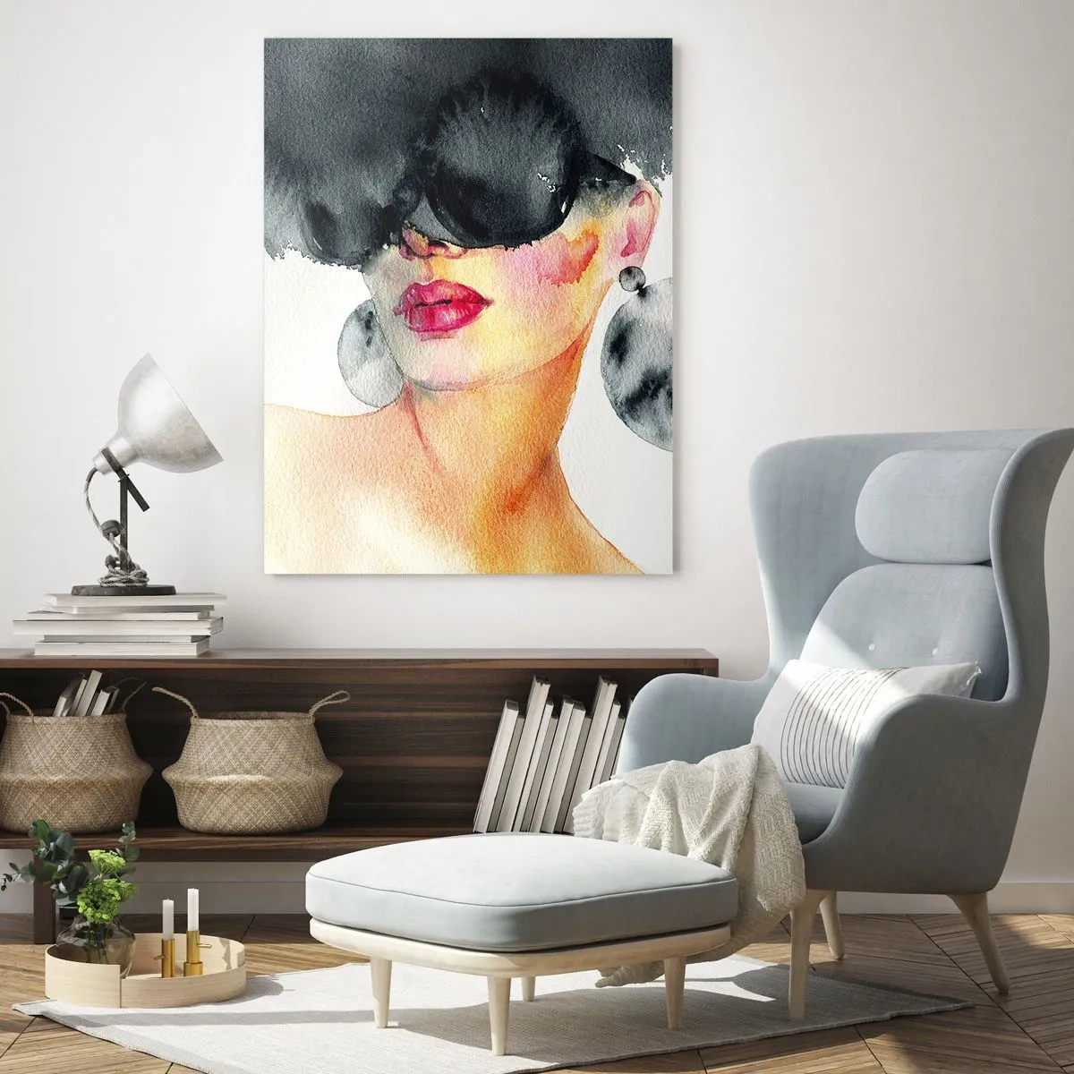 Quadro su vetro - Ritratto di una donna con grandi orecchini e una macchia nera sopra la testa - 50x70cm - Il segreto dell'eleganza - Decorazione murale moderna per soggiorno e camera da letto ARTTOR