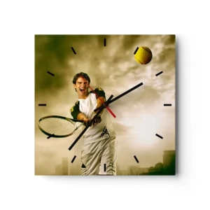 Orologio da parete - Orologio in Vetro - Giocatore di tennis in azione durante una partita sullo sfondo di un paesaggio urbano - 30x30cm - Energia e gioia - Decorazione murale moderna per soggiorno e camera da letto ARTTOR
