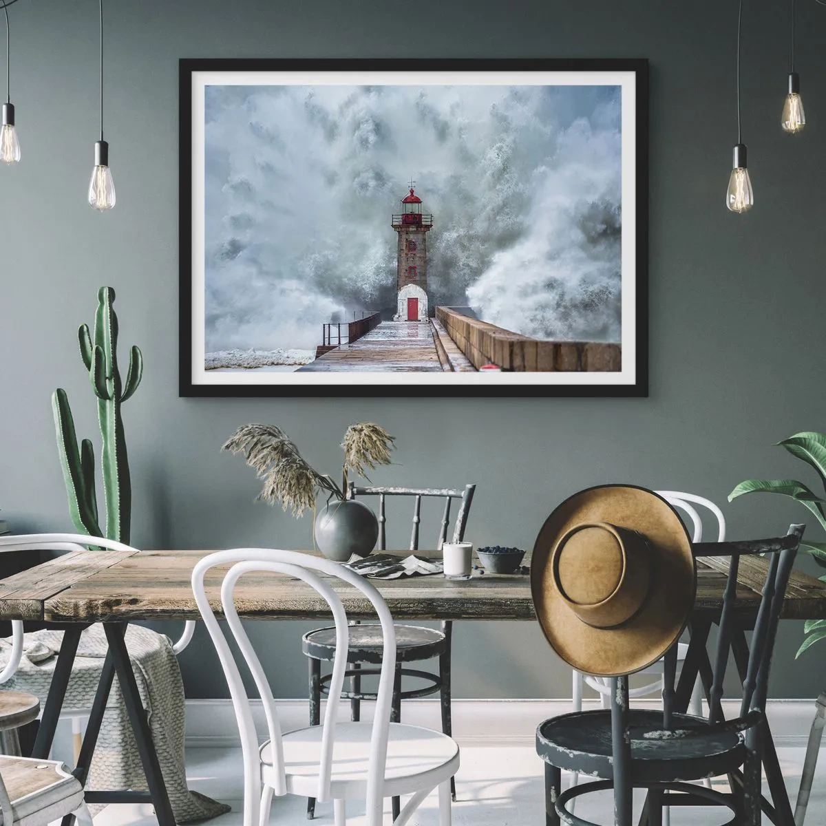 Poster in cornice nera - Un faro circondato da onde agitate - 100x70cm - Fragore delle acque, rumore di tempesta - Decorazione murale moderna per soggiorno e camera da letto ARTTOR