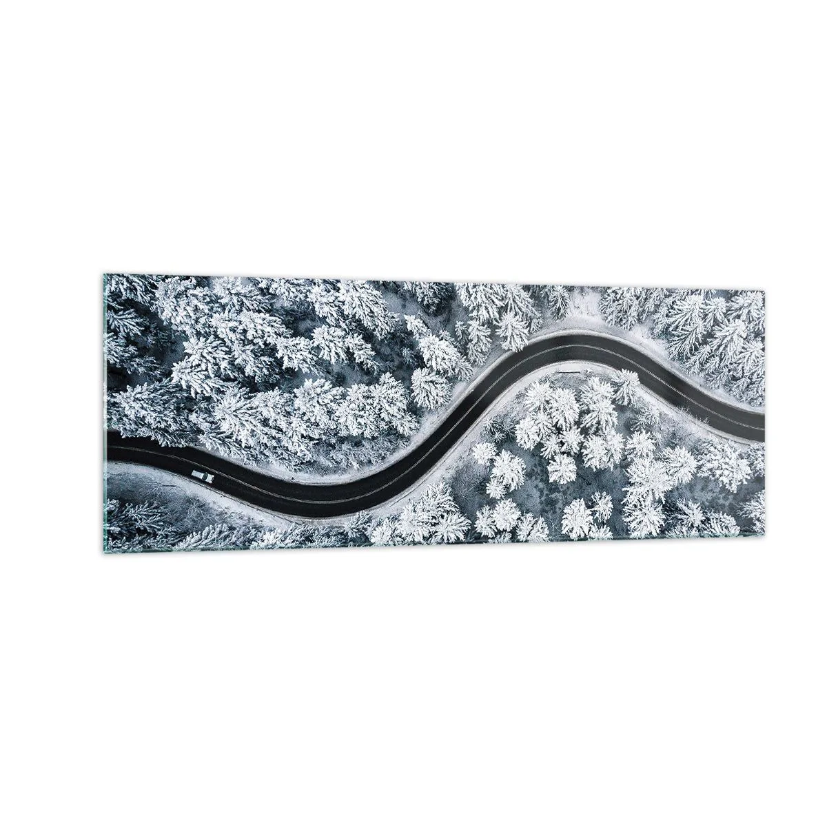 Quadro su vetro - Una vista a volo d'uccello di una strada tortuosa in una foresta invernale - 140x50cm - Attraverso il bosco invernale - Decorazione murale moderna per soggiorno e camera da letto ARTTOR