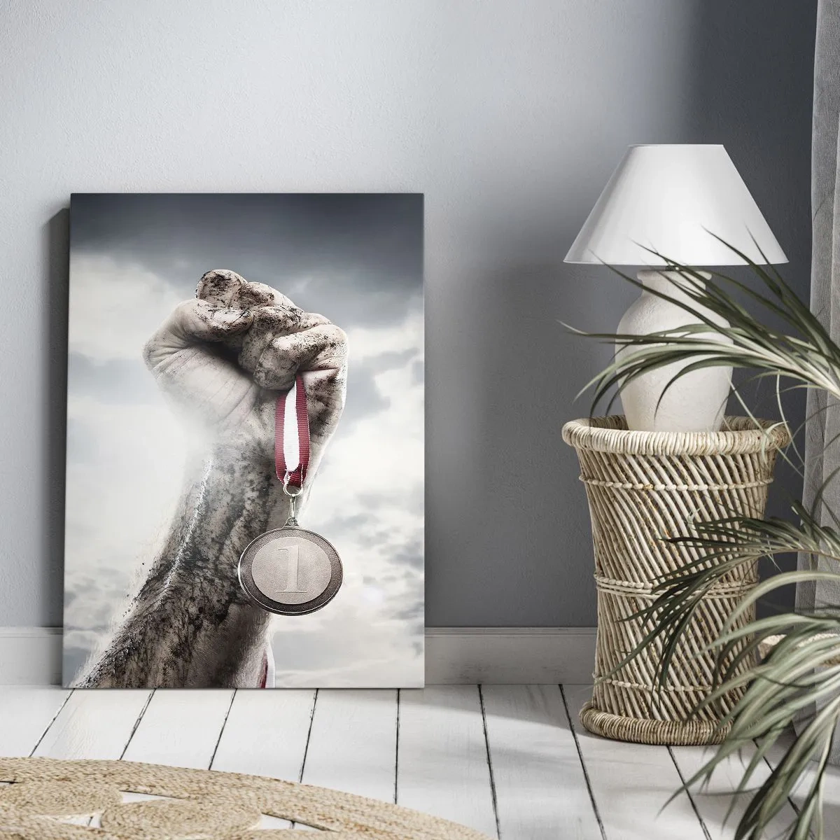 Quadro su tela - Stampe su Tela - Una mano alzata con una medaglia contro un cielo nuvoloso - 50x70cm - Per aspera ad astra - Decorazione murale moderna per soggiorno e camera da letto ARTTOR