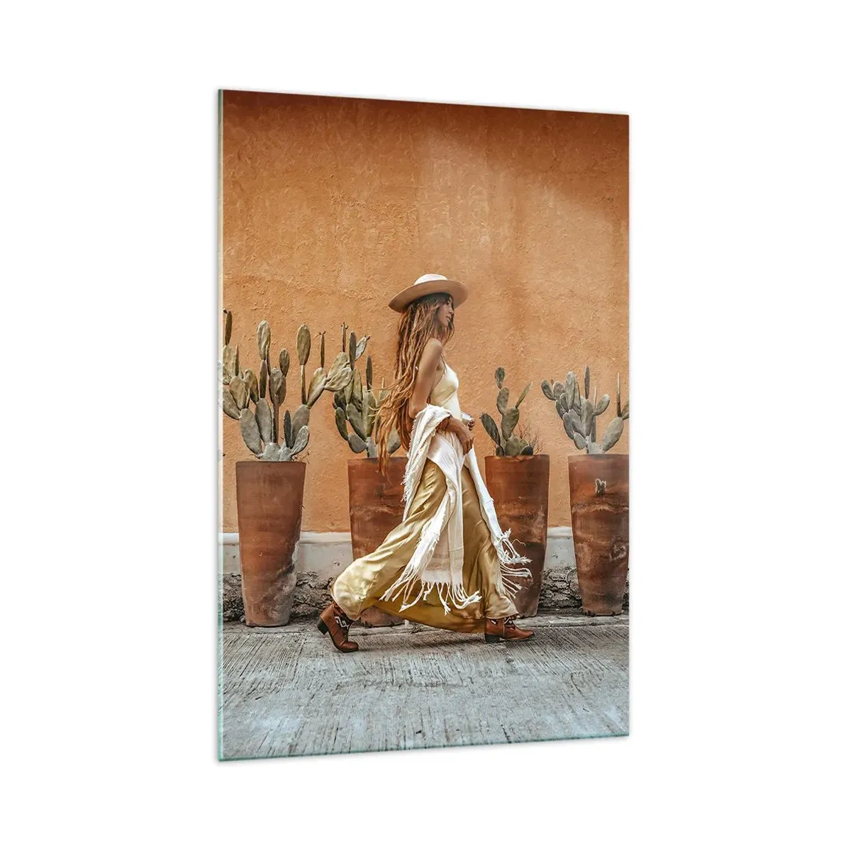 Quadro su vetro - Una donna in stile boho con vasi di cactus sullo sfondo. - 70x100cm - In stile hippy - Decorazione murale moderna per soggiorno e camera da letto ARTTOR