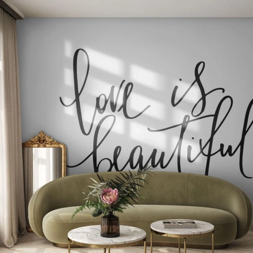 Fotomurali Premium Sand - La citazione "L'amore è bello" scritta a mano in modo elegante su sfondo bianco - 100x70cm - Leggi e ripeti - Decorazione murale moderna per soggiorno e camera da letto ARTTOR
