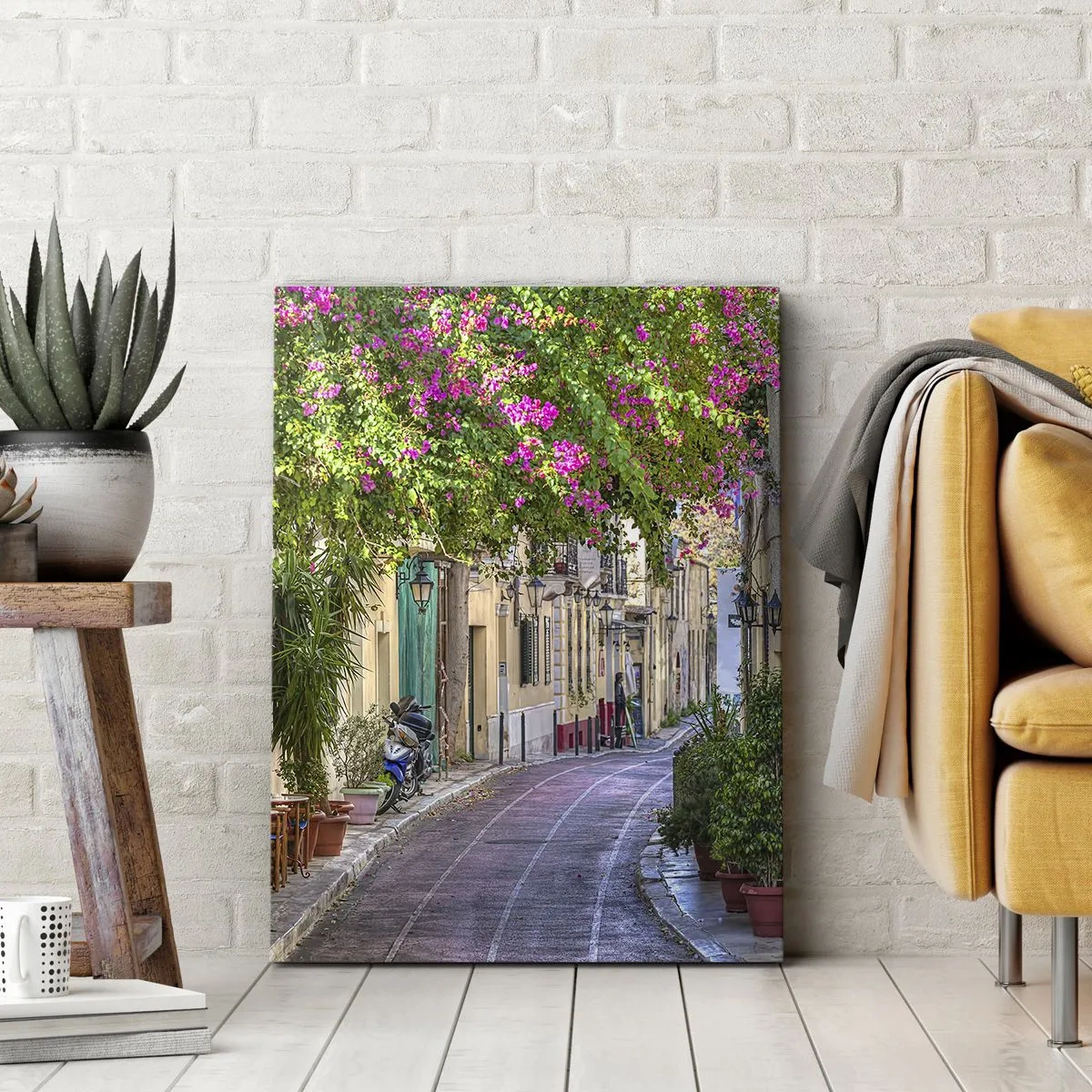 Quadro su tela - Stampe su Tela - Una strada affascinante con viti in fiore e tavolini da caffè - 50x70cm - Angolo fiorito - Decorazione murale moderna per soggiorno e camera da letto ARTTOR