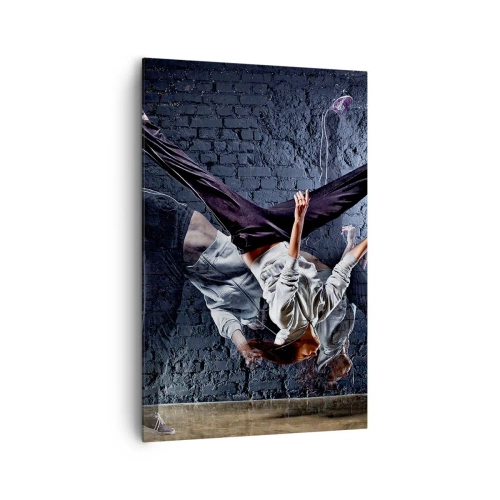 Quadro su tela - Stampe su Tela - Un ballerino in un salto dinamico contro un muro di mattoni - 80x120cm - Eroe di strada - Decorazione murale moderna per soggiorno e camera da letto ARTTOR