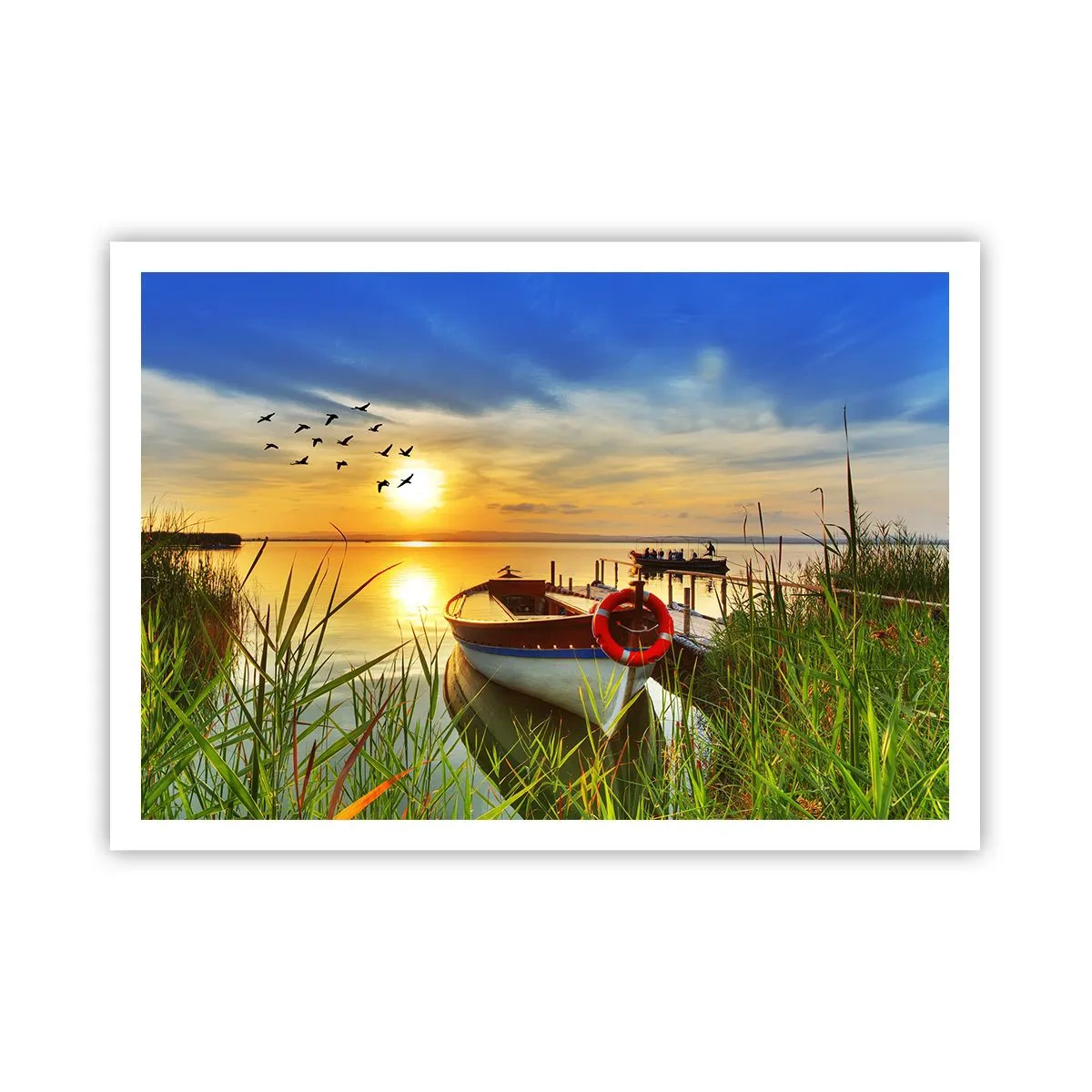 Poster - Una barca sulla riva di un lago al tramonto - 100x70cm - I cormorano volano già via - Decorazione murale moderna per soggiorno e camera da letto ARTTOR