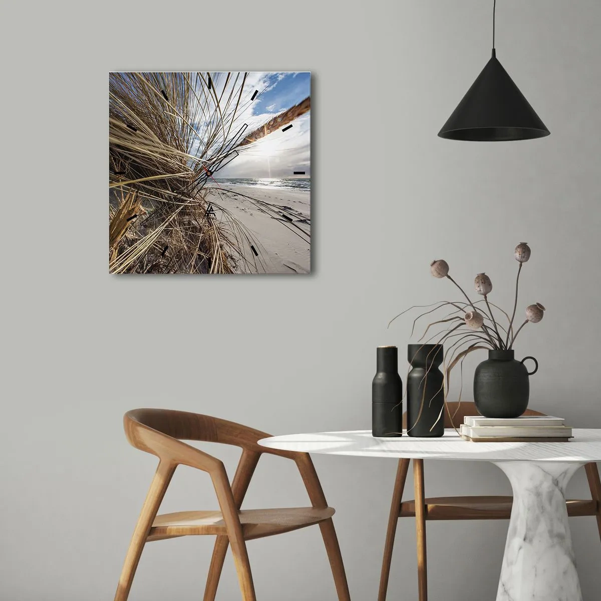 Orologio da parete - Orologio in Vetro - Una spiaggia con erba secca sulle dune e vista sul mare - 30x30cm - L'incontro degli elementi - Decorazione murale moderna per soggiorno e camera da letto ARTTOR