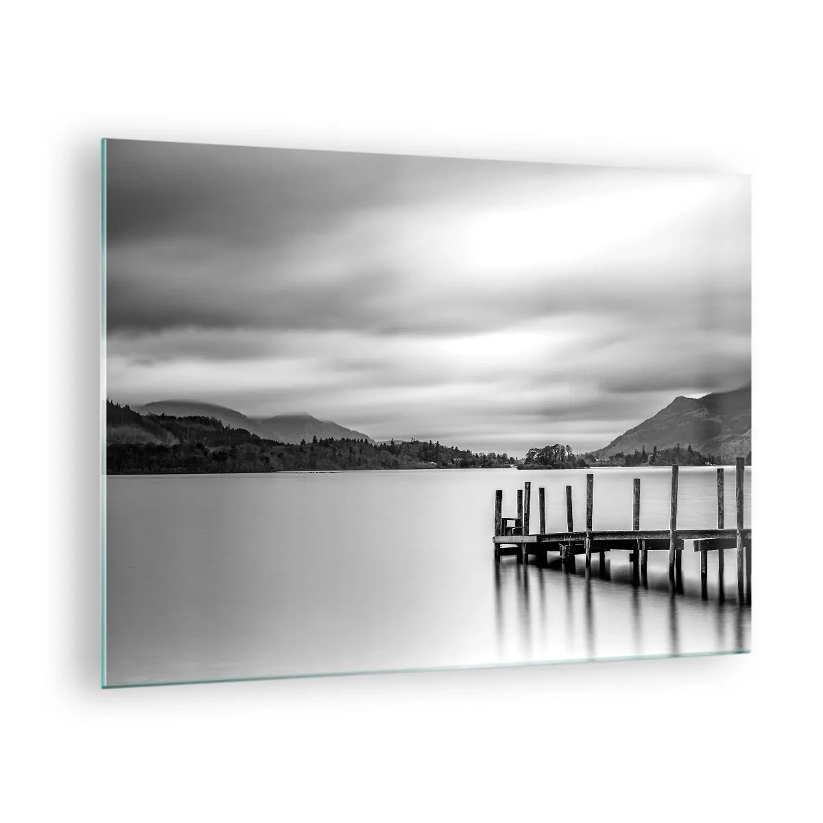 Quadro su vetro - Paesaggio in bianco e nero con un lago e un molo di legno - 70x50cm - Mitezza e forza - Decorazione murale moderna per soggiorno e camera da letto ARTTOR