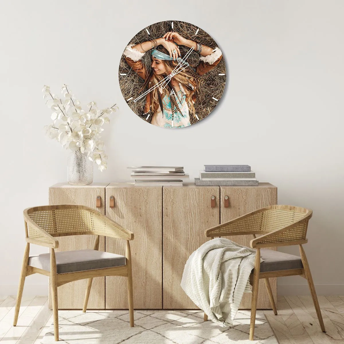 Orologio da parete - Orologio in Vetro - Donna boho sorridente sdraiata sul fieno - 30x30cm - Verso gli anni dell'amore - Decorazione murale moderna per soggiorno, cucina e camera da letto ARTTOR