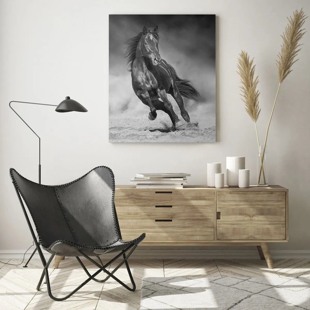 Quadro su vetro - Un cavallo nero che galoppa sulla sabbia in bianco e nero. - 50x70cm - Degno dell'emiro - Decorazione murale moderna per soggiorno e camera da letto ARTTOR