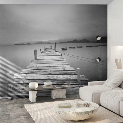 Fotomurali Premium Sand - Molo di legno su un lago calmo in bianco e nero - 100x70cm - Dietro i monti, dietro i mari - Decorazione murale moderna per soggiorno e camera da letto ARTTOR