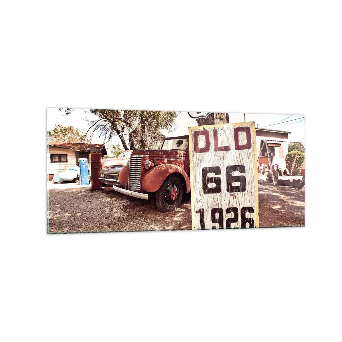 Quadro su vetro - Auto retrò e cartello della Route 66 in un ambiente rustico - 120x50cm - La leggenda della provincia americana - Decorazione murale moderna per soggiorno e camera da letto ARTTOR