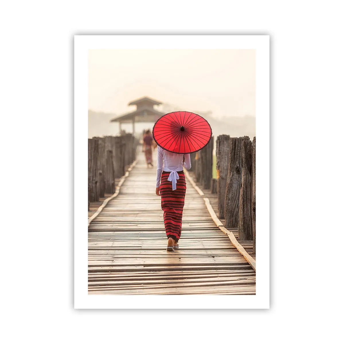 Poster - Una donna con un ombrello rosso su un ponte di legno - 50x70cm - Sul vecchio ponte - Decorazione murale moderna per soggiorno e camera da letto ARTTOR