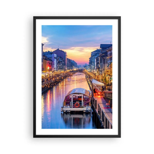 Poster in cornice nera - Canale con barca e illuminazione serale in un tramonto pastello - 50x70cm - Sera di luce e di divertimento - Decorazione murale moderna per soggiorno e camera da letto ARTTOR