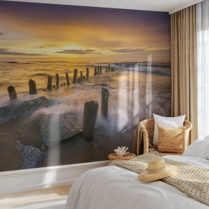 Fotomurali Premium Sand - Tramonto sul mare con pali di legno nell'acqua - 100x70cm - La bellezza selvatica del Baltico - Decorazione murale moderna per soggiorno e camera da letto ARTTOR