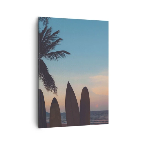 Quadro su tela - Stampe su Tela - Tavole da surf sullo sfondo di una palma e di un tramonto - 50x70cm - Domani anche ci divertiamo - Decorazione murale moderna per soggiorno e camera da letto ARTTOR