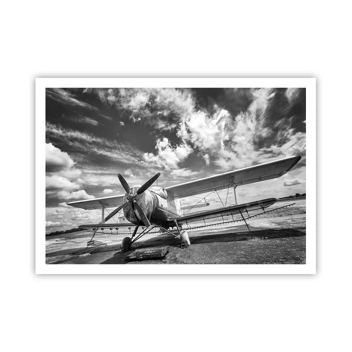 Poster - Un vecchio aereo all'aeroporto in bianco e nero - 100x70cm - Non vedo l'ora! - Decorazione murale moderna per soggiorno e camera da letto ARTTOR