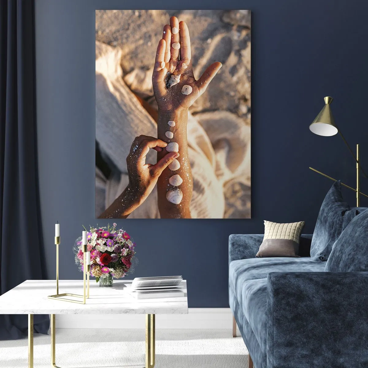 Quadro su vetro - Mani di bambino con conchiglie su uno sfondo di sabbia e tessuto - 50x70cm - La bellezza a portata di mano - Decorazione murale moderna per soggiorno e camera da letto ARTTOR