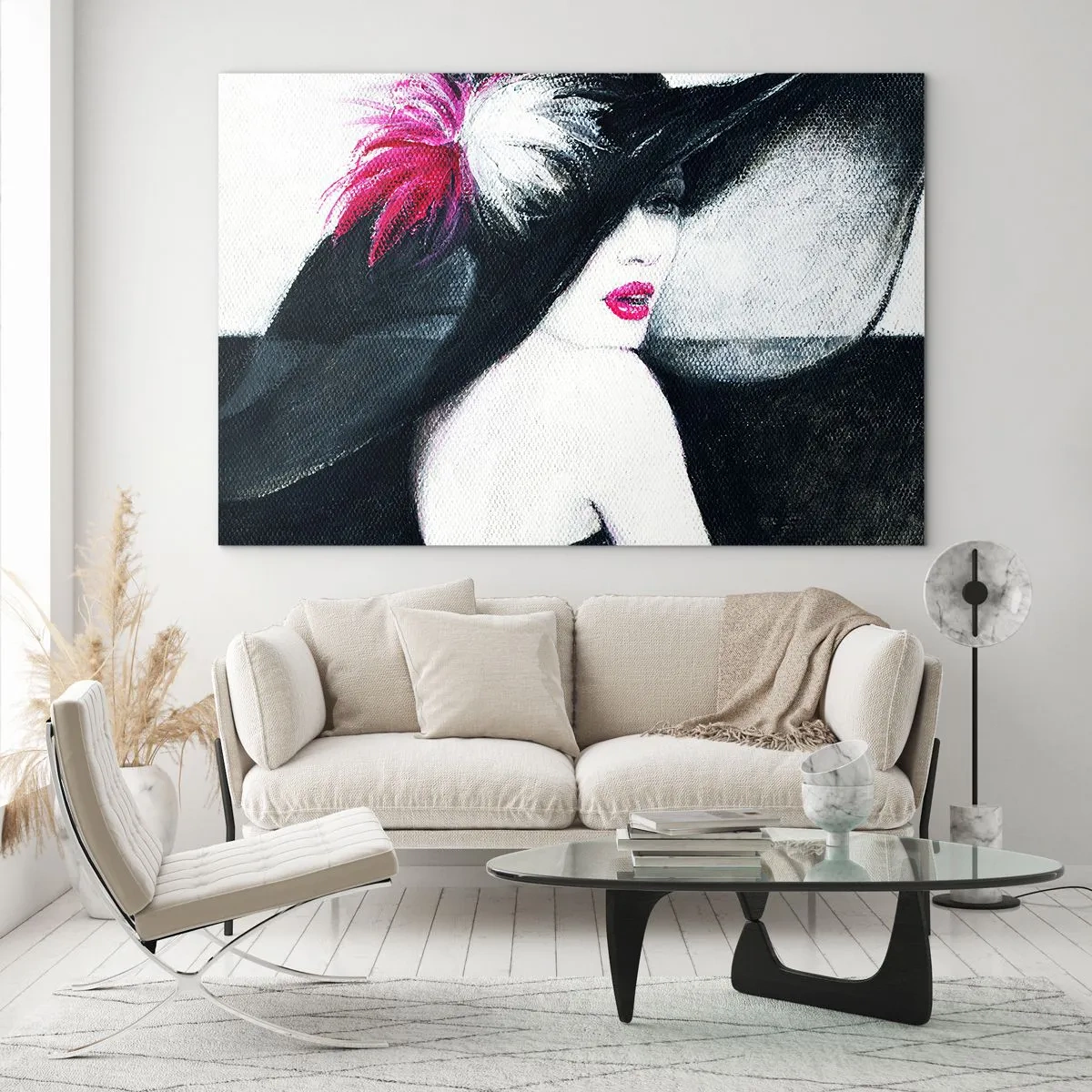 Quadro su vetro - Ritratto di una donna con un grande cappello con una piuma rosa - 70x50cm - Sempre un mistero - Decorazione murale moderna per soggiorno e camera da letto ARTTOR