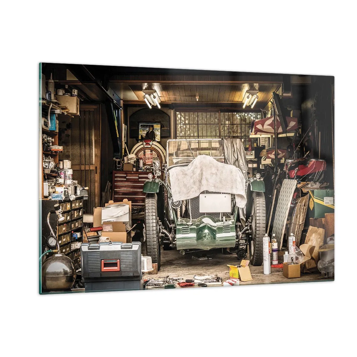 Quadro su vetro - Garage d'epoca con un'auto coperta da un telo, circondata da attrezzi e scatole - 120x80cm - Ritorno al passato - Decorazione murale moderna per soggiorno e camera da letto ARTTOR