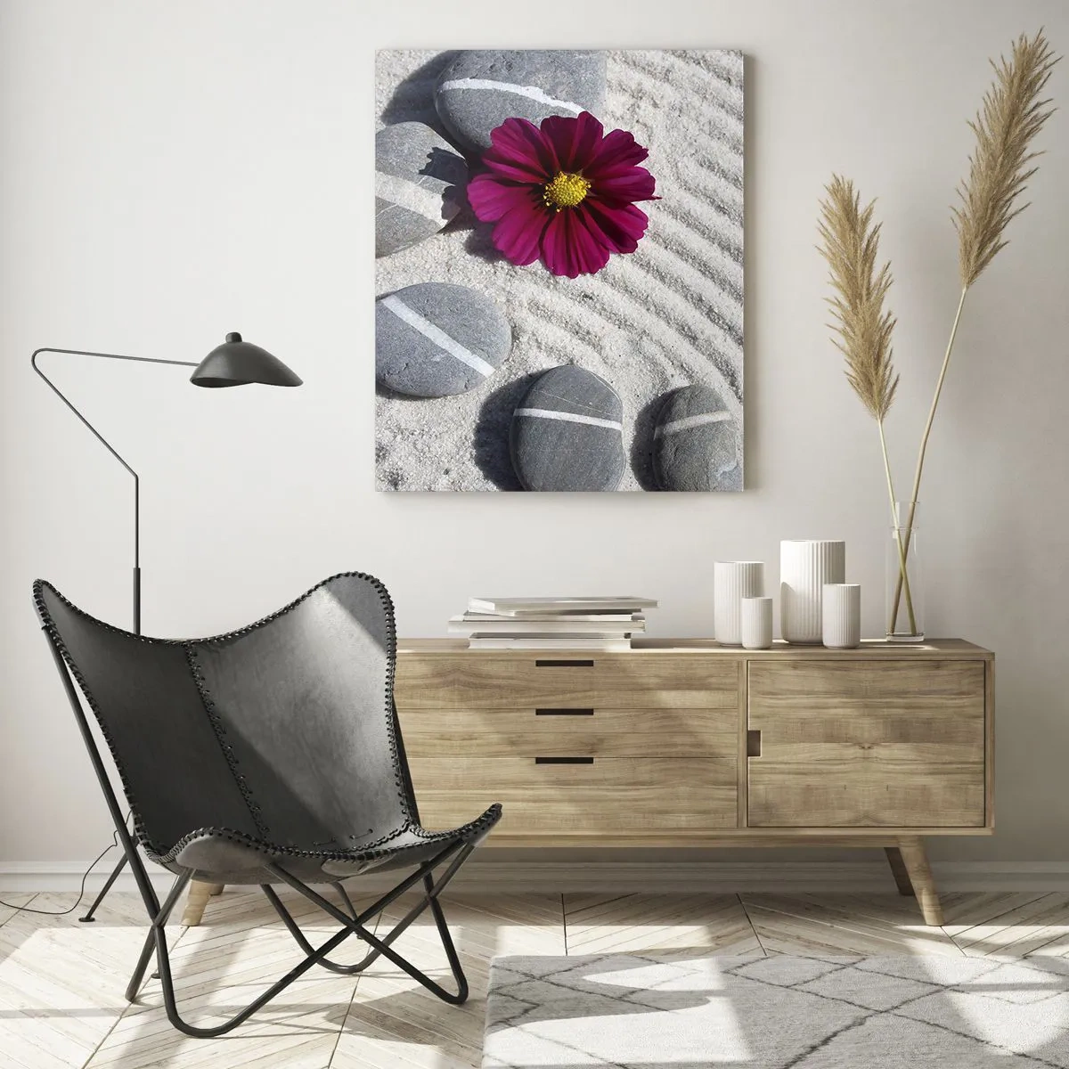 Quadro su vetro - Pietre con strisce bianche e un fiore viola sulla sabbia in stile zen - 50x70cm - Energia e pace nel cerchio magico della natura - Decorazione murale moderna per soggiorno e camera da letto ARTTOR