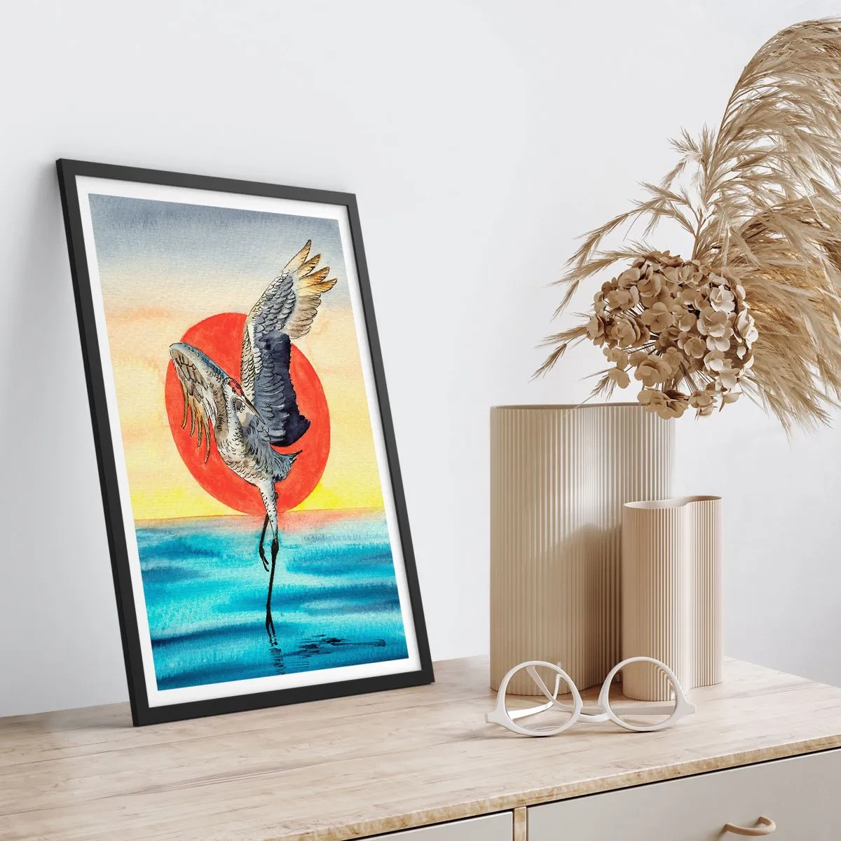 Poster in cornice nera - Una gru sospesa sull'acqua contro un sole rosso - 50x70cm - È ora di tornare - Decorazione murale moderna per soggiorno e camera da letto ARTTOR