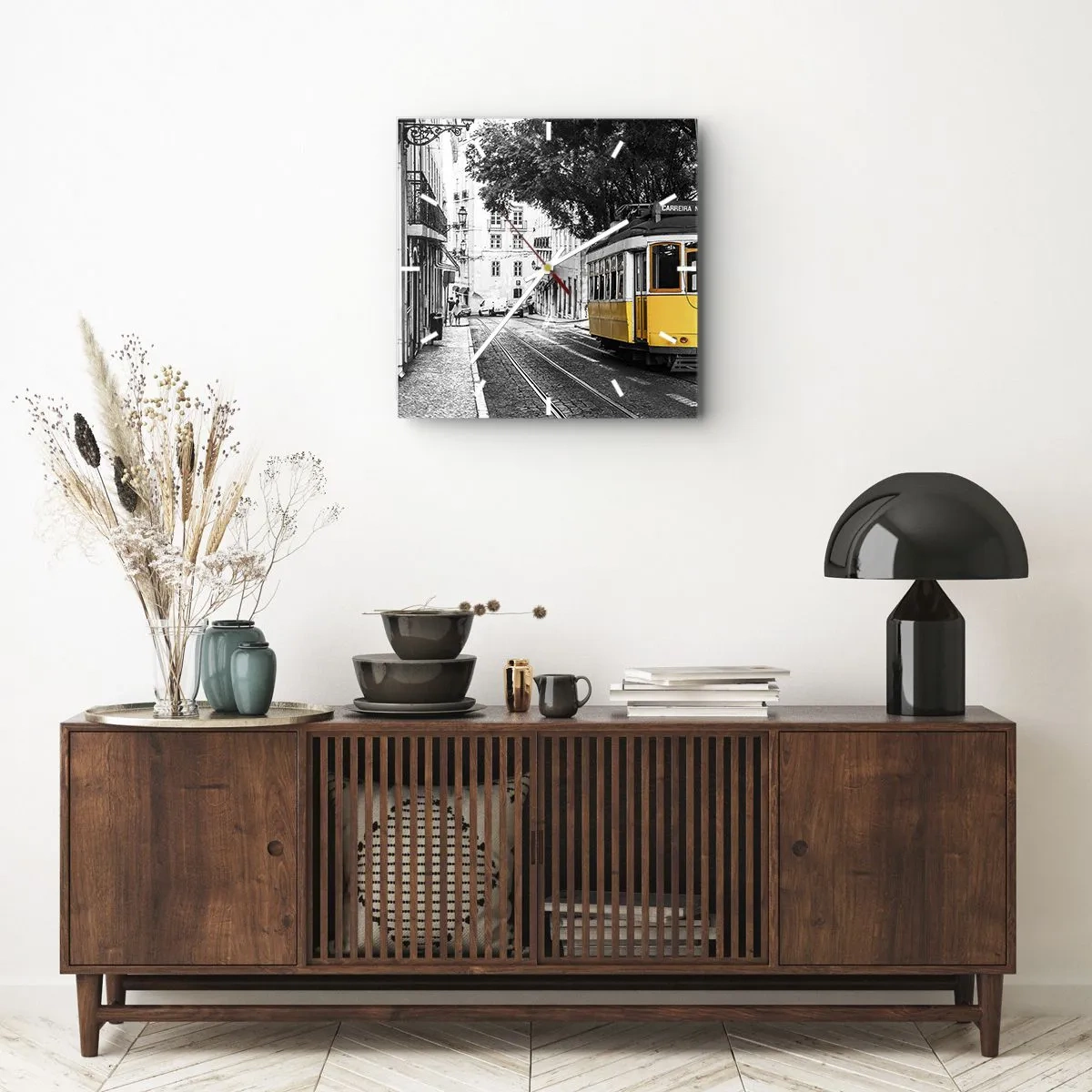Orologio da parete - Orologio in Vetro - Un tram giallo sullo sfondo di una strada bianca e nera - 30x30cm - Con il fado in sottofondo - Decorazione murale moderna per soggiorno e camera da letto ARTTOR