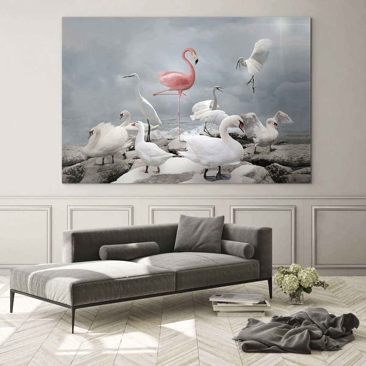 Quadro su vetro - Un fenicottero rosa tra cigni bianchi e aironi contro l'acqua - 100x70cm - Come sono arrivato qui? - Decorazione murale moderna per soggiorno e camera da letto ARTTOR