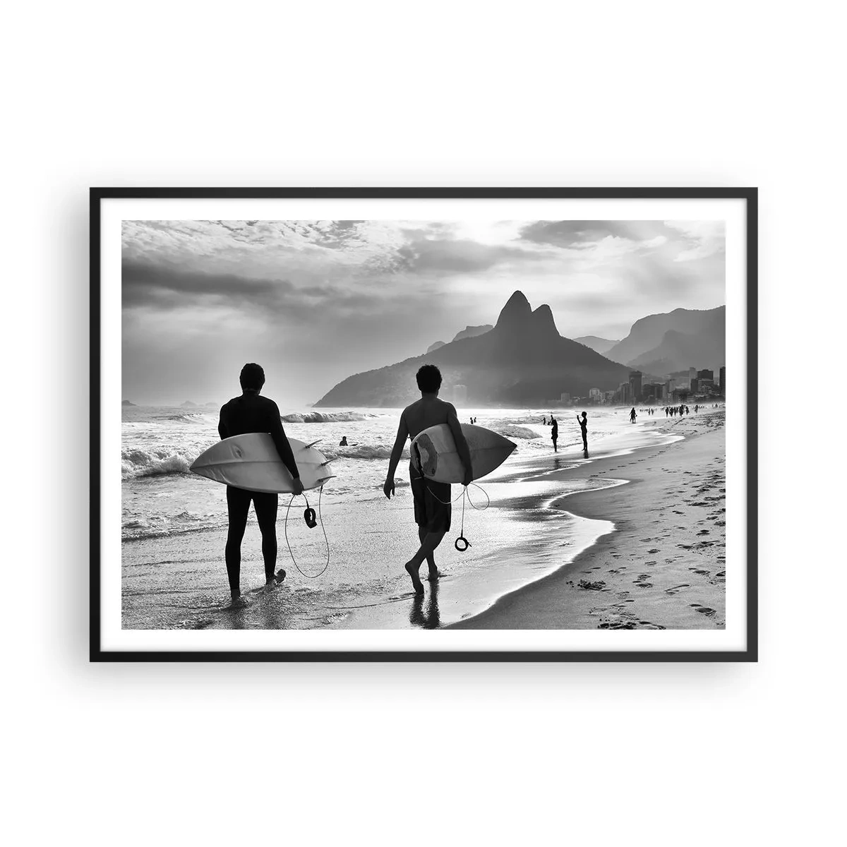 Poster in cornice nera - Due surfisti camminano sulla spiaggia con le loro tavole bianche e nere. - 100x70cm - Samba su un'unica onda - Decorazione murale moderna per soggiorno e camera da letto ARTTOR