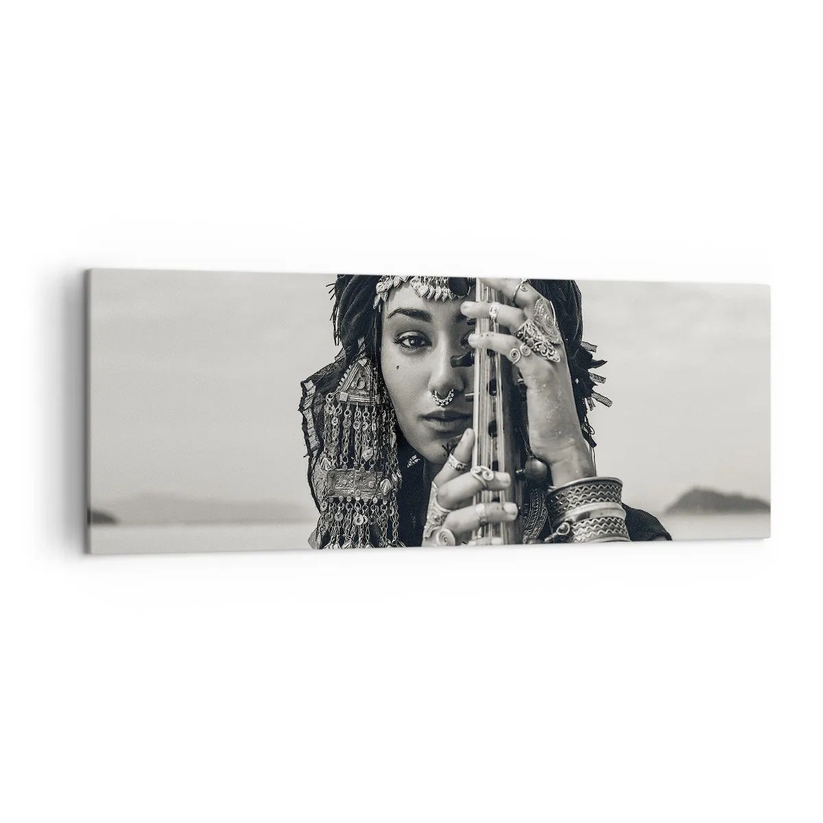 Quadro su tela - Stampe su Tela - Ritratto di una donna con gioielli etnici che tiene uno strumento in mano - 140x50cm - La musica dell'oriente - Decorazione murale moderna per soggiorno e camera da letto ARTTOR