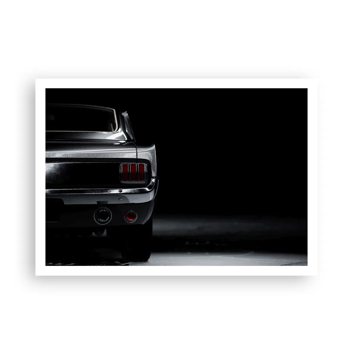 Poster - Un'immagine in bianco e nero della parte posteriore di un'auto d'epoca su uno sfondo scuro. - 100x70cm - Il fascino del classico - Decorazione murale moderna per soggiorno e camera da letto ARTTOR