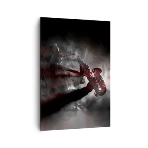 Quadro su tela - Stampe su Tela - Sassofonista in fumo sul palco in un suggestivo abito nero e rosso - 70x100cm - Nei fumi del jazz - Decorazione murale moderna per soggiorno e camera da letto ARTTOR