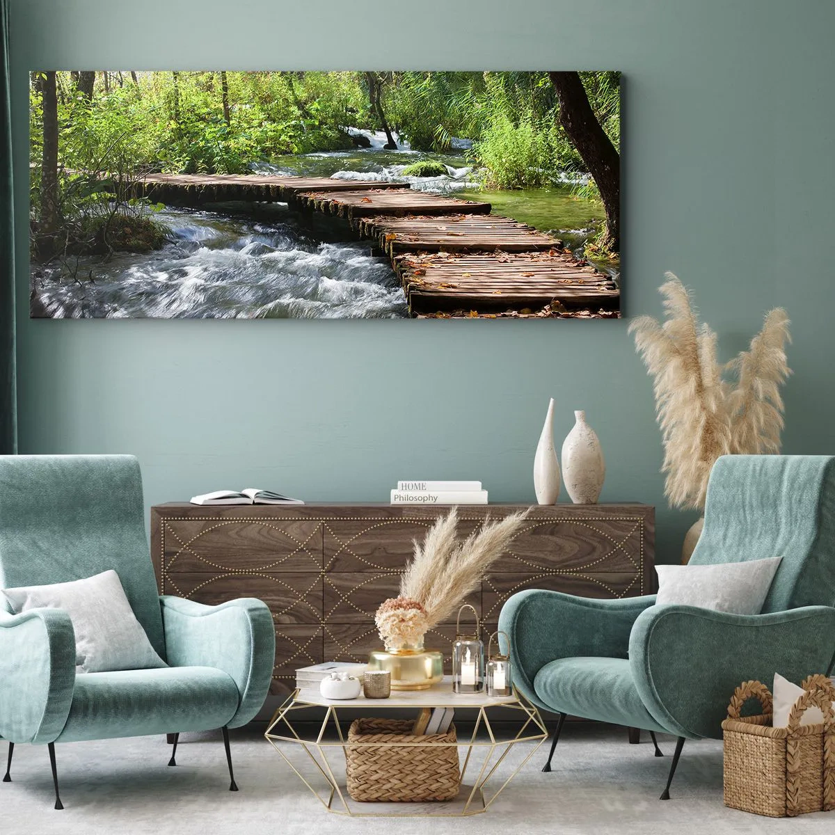 Quadro su tela - Stampe su Tela - Un ponte di legno sopra un ruscello impetuoso, circondato dal verde della foresta. - 120x50cm - Sulla cascata spumeggiante - Decorazione murale moderna per soggiorno e camera da letto ARTTOR