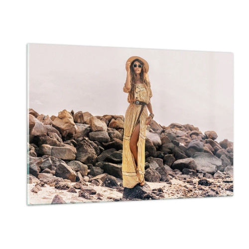 Quadro su vetro - Una donna con un abito in stile boho contro una costa rocciosa - 120x80cm - La magia delle pietre - Decorazione murale moderna per soggiorno e camera da letto ARTTOR