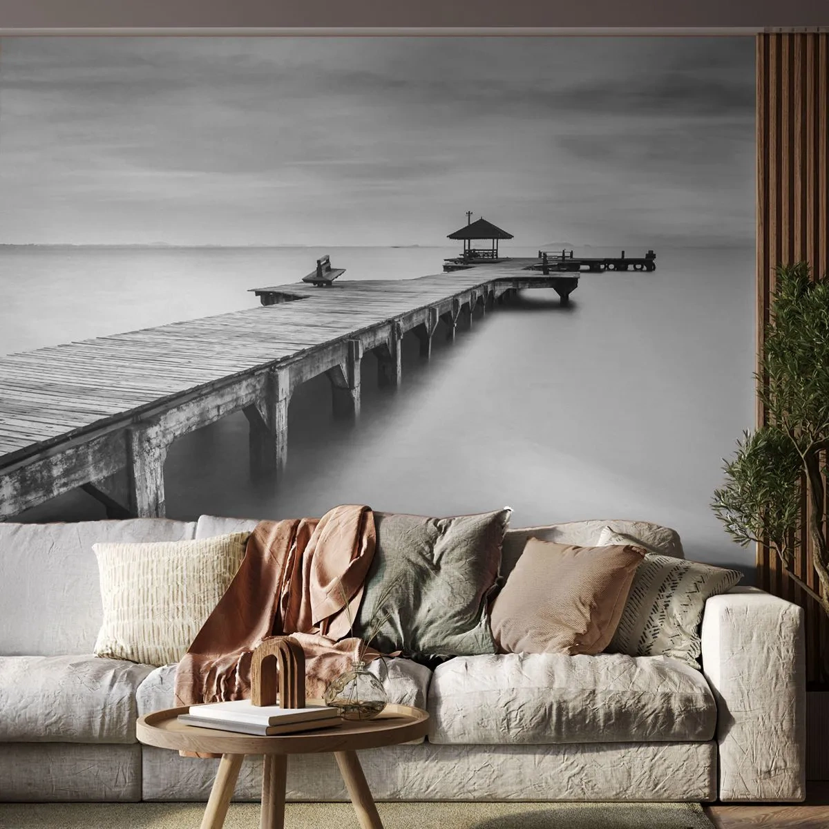 Fotomurali Premium Sand - Sempre più lontano. - Paesaggio, Mare, Ponte di Legno - 150x105 cm