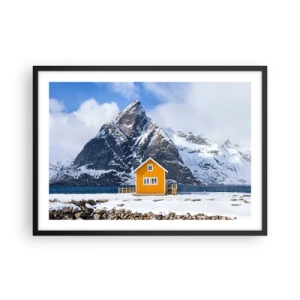 Poster in cornice nera - Una casa gialla sullo sfondo delle montagne innevate e del mare - 70x50cm - Vacanze scandinave - Decorazione murale moderna per soggiorno e camera da letto ARTTOR