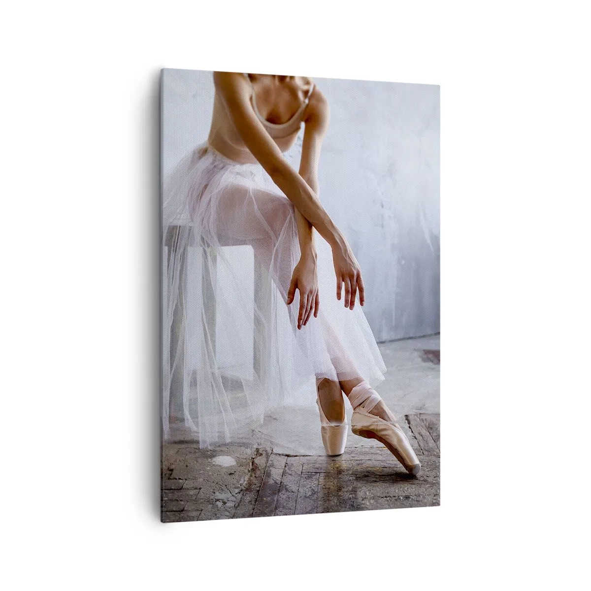 Quadro su tela - Stampe su Tela - Una ballerina in una posa delicata su uno sfondo industriale - 70x100cm - Prima che si accendano le luci del palco - Decorazione murale moderna per soggiorno e camera da letto ARTTOR